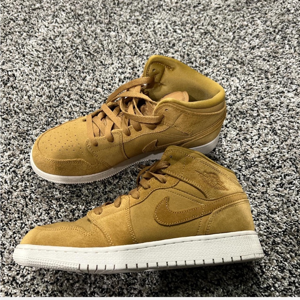 Men's size 7 Jordan suede sneakers. They are in excellent condition
$60